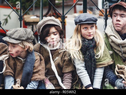Deventer, Paesi Bassi, dicembre 21, 2014: un gruppo di bambini vestiti in stile vittoriano durante il festival Dickens in Deventer Foto Stock