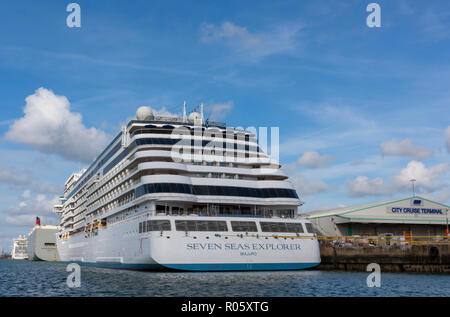 Il Regent nave da crociera Seven Seas explorer accanto al Porto di Southampton docks. Foto Stock