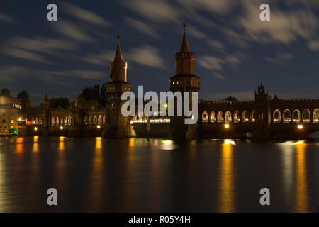 Ponte Oberbaum di notte, Friedrichshain Kreuzberg, Sprea, Berlino, Germania Foto Stock