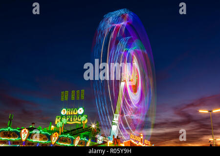 Ride il caos pendolo in movimento durante la notte, l'Oktoberfest, Theresienwiese, Monaco di Baviera, Baviera, Baviera, Germania Foto Stock