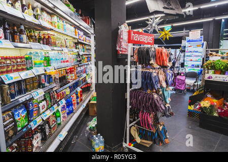 Tel Aviv, Israele - 6 Giugno 2018: Vari prodotti venduti a un negozio di alimentari a Tel Aviv, Israele. Flip-flop, bevande, fiori ecc. sulle bancarelle e scaffali Foto Stock