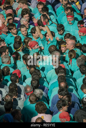 I membri di Castellers de Vilafranca costruire "3 di 10' torre umana di estrema difficoltà nelle ultime prestazioni della stagione in Vilafranca del Penedès, Foto Stock