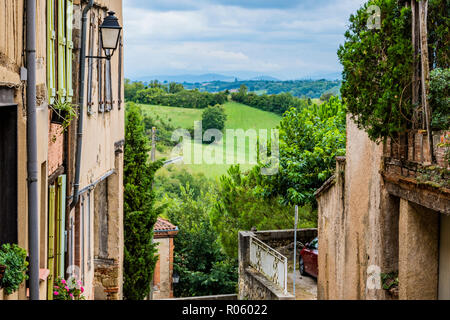 Vista delle colline della campagna francese dal villaggio di Saint Ybars. Il mezzogiorno Pirenei. Francia Foto Stock