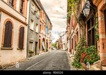 Street e choops nel littell villaggio di Saint Ybars. La Francia. Middi Pirenei. Foto Stock