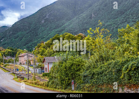 Nei pressi del confine French-Andorran vediamo la stazione del villaggio di Ax-les-Thermes e il vecchio tracciato nel dipartimento di Ariège. Francia Foto Stock