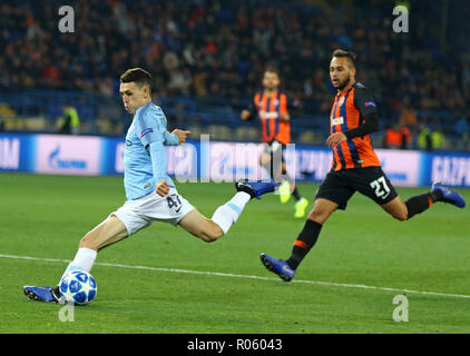 KHARKIV, Ucraina - 23 ottobre 2018: Phil Foden del Manchester City (#47) calci una palla durante la UEFA Champions League contro Shakhtar Donetsk un Foto Stock