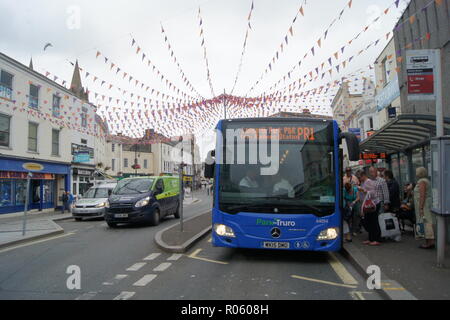 Cornish città mercato autobus Foto Stock