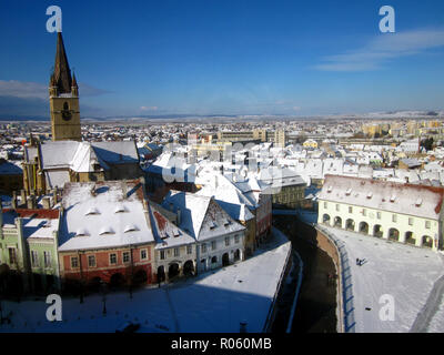 Vista di una città medievale dalla parte superiore della torre del Consiglio, Sibiu, Romania Foto Stock