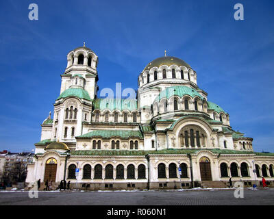 La Cattedrale Alexander Nevsky nella neo-stile bizantino sotto un cielo blu, Sofia, Bulgaria Foto Stock