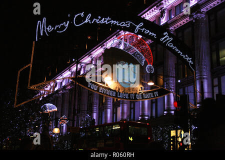 'Buon Natale da Marmite, o lo ami o lo odi' in neon su Oxford Street di fronte a Selfridges a Londra in Inghilterra Foto Stock