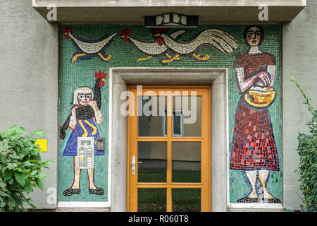 Vienna mosaico donna e ragazza su una casa costruita dalla fine degli anni cinquanta, Austria Vienna Heiligenstadt Foto Stock