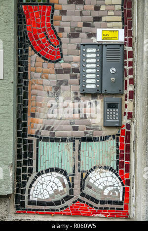 Vienna mosaico su una casa costruita dalla fine degli anni cinquanta, Austria, distrutto il mosaico Foto Stock