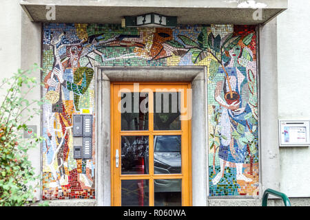 Vienna mosaico su una casa costruita dalla fine degli anni cinquanta, Austria Foto Stock