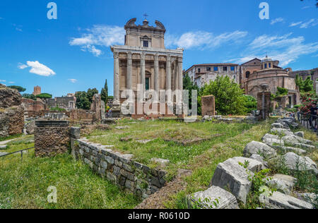 Tempio di Antonino e Faustina (San Lorenzo in Miranda) e il Tempio di Romolo (Santi Cosma e Damiano al Foro Romano, Roma, Italia Foto Stock