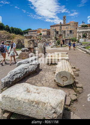 Colonne frammentato delle rovine del Foro Romano presso la Via Sacra, Roma, Italia Foto Stock