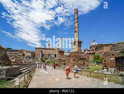 Le rovine della città antica di Roma allong Via Sacra del Foro Romano, Roma, Italia Foto Stock