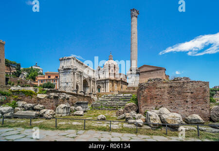 La piazza centrale del Foro Romano, la città antica di roma con vista della colonna di Phocas e l'arco trionfale di Settimio Severo, Roma, Italia Foto Stock