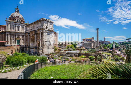 Vista della piazza centrale del Foro Romano, la città antica di Roma con i Santi Luca e Martina Chiesa, l'arco trionfale di Settimio Severo, Foto Stock