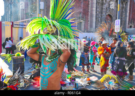 Città del Messico, Messico-23 Aprile 2018: Indiano festival e feste tribali su piazza Zocalo di Città del Messico Foto Stock