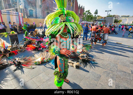 Città del Messico, Messico-23 Aprile 2018: Indiano festival e feste tribali su piazza Zocalo di Città del Messico Foto Stock