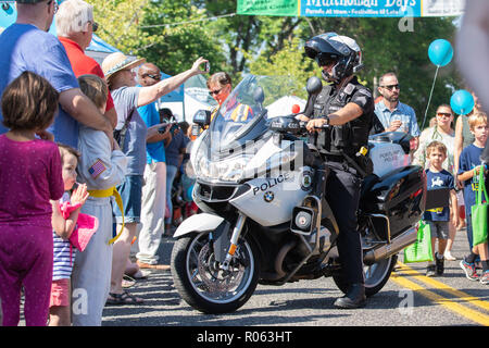 Portland, O / STATI UNITI D'America - 18 agosto 2018: funzionario di polizia in sella alla moto di impegno con i curiosi alla parata. Foto Stock