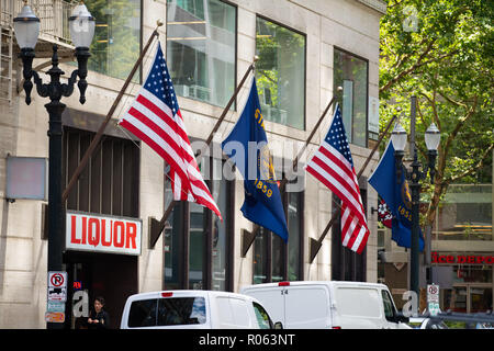 Portland, O / STATI UNITI D'America - 21 Giugno 2018: American e bandiere di Oregon appeso al di fuori di un negozio di liquori in downtown. Foto Stock