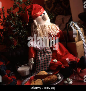 Fatte a mano di Babbo Natale con latte e biscotti Foto Stock