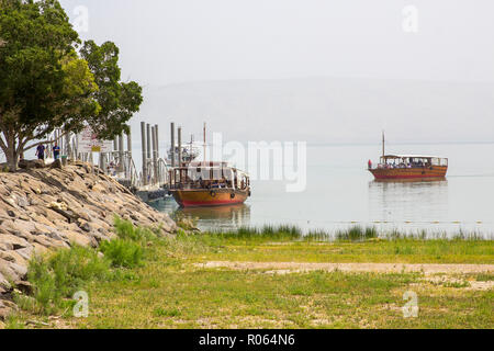 3 maggio 2018 stile tradizionale imbarcazioni presso il piccolo molo al Yigal Allon centro sul mare di Gallilee Israele, costruito in antico stile tradizionale Foto Stock