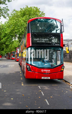 Un Wright Gemini 3 corposi Volvo B5LH parcheggiato in una fila su Lambeth Road con altri bus, London, Regno Unito Foto Stock