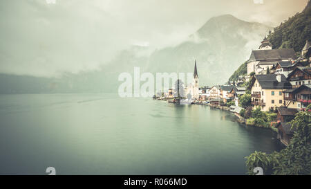Hallstatt villaggio sul lago Hallstatter nelle Alpi austriache. Splendida vista delle Alpi, paesaggio e il lago di riflessione, drammatica vista. Natura bellissima scena Foto Stock