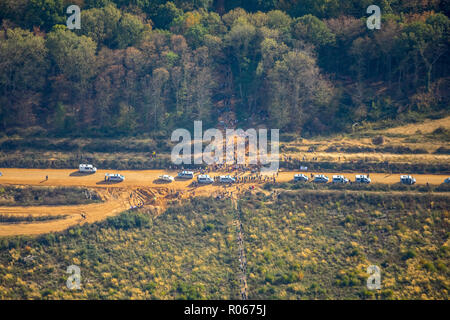 Foto aerea, protesta contro la miniera a cielo aperto, grande manifestazione contro la radura della foresta Hambacher, Hambach, Hambacher foresta, Etzweiler, El Foto Stock