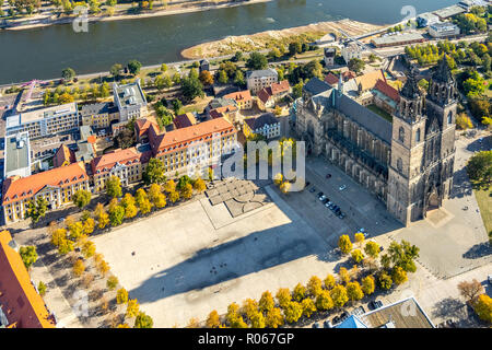 Vista aerea, Cattedrale di Magdeburgo, la piazza della cattedrale accanto al ministero di giustizia e di uguaglianza della Sassonia-Anhalt, Magdeburg-Altstadt, Magdeburgo, Sassonia Foto Stock