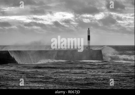 Spray vola attraverso la parete del porto in Aberystwyth West Wales, Foto Stock