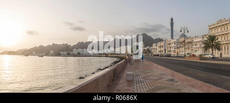 La baia di Muttrah Corniche, Muscat Oman, al mattino Foto Stock