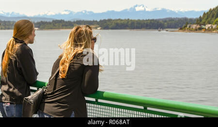 EN ROUTE SEATTLE A BREMERTON - Giugno 2018: due persone a guardare lo scenario da un traghetto passeggeri da Seattle a Bremerton. Foto Stock