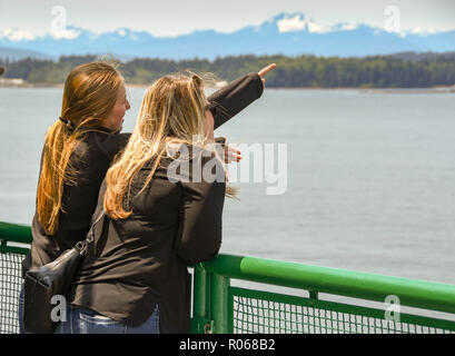 EN ROUTE SEATTLE A BREMERTON - Giugno 2018: Persona sottolineando qualcosa di interesse per il suo amico su un traghetto passeggeri da Seattle a Bremerton. Foto Stock