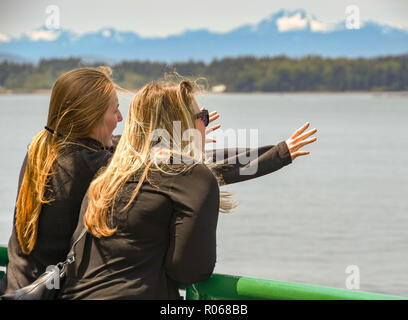 EN ROUTE SEATTLE A BREMERTON - Giugno 2018: Persona sottolineando qualcosa di interesse per il suo amico su un traghetto passeggeri da Seattle a Bremerton. Foto Stock