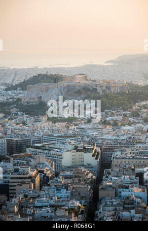 Vista su Atene e dell'Acropolis al tramonto dalla collina di Likavitos, Atene, Attica, regione, Grecia, Europa Foto Stock