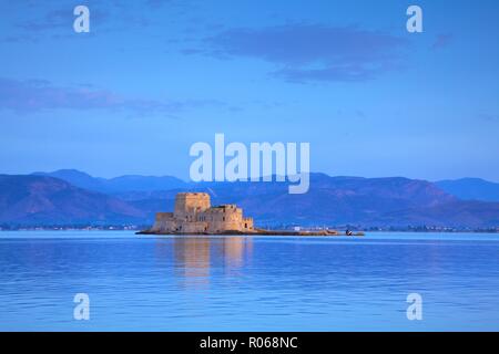 Il castello di Bourtzi presso sunrise, Nafplio, Argolis, del Peloponneso, della Grecia, Europa Foto Stock