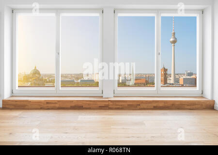 Cerca sulla skyline di Berlino attraverso la terrazza windows all'interno moderno appartamento penthouse room Foto Stock