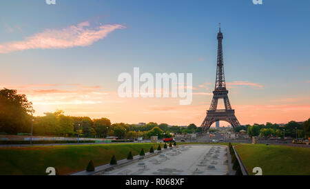 La Torre Eiffel e fontane vicino ad Alba a Parigi, Francia Foto Stock