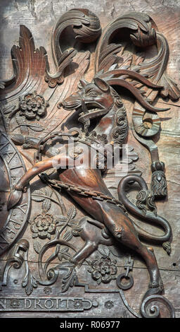 Dettaglio di un intaglio in legno sopra i banchi del coro del tudor cappella medievale di King's College, Università di Cambridge, Inghilterra. Foto Stock