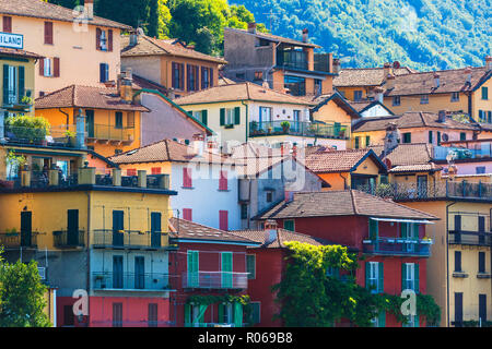 Architettura tipica delle case colorate, Varenna, il lago di Como e provincia di Lecco, Lombardia, laghi italiani, l'Italia, Europa Foto Stock