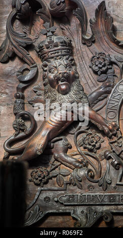 Dettaglio di un intaglio in legno sopra i banchi del coro del tudor cappella medievale di King's College, Università di Cambridge, Inghilterra. Foto Stock