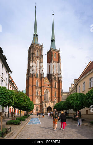 Isola Tumski cattedrale, vista lungo Katedralny verso le torri gemelle del west end di San Giovanni Battista cattedrale sulla isola Tumski, Wroclaw, Polonia. Foto Stock