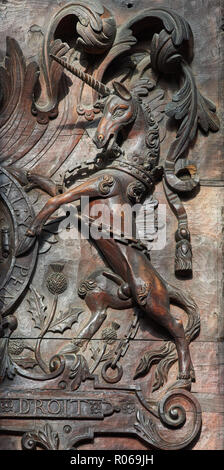 Dettaglio di un intaglio in legno sopra i banchi del coro del tudor cappella medievale di King's College, Università di Cambridge, Inghilterra. Foto Stock