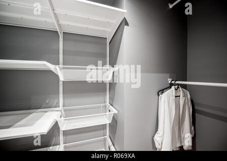 Svuotare camera guardaroba con metallo bianco Ripiani in appartamento Foto Stock