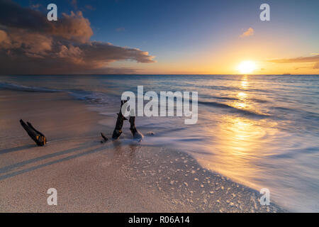 Tramonto sulla spiaggia di Ffryes, Antigua Antigua e Barbuda, Isole Sottovento, West Indies, dei Caraibi e America centrale Foto Stock