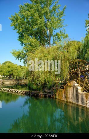 Waterwheel sul fiume Nabao, Mouchao Park, Tomar . Portogallo Foto Stock