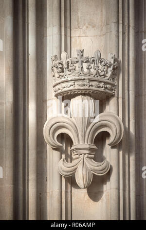 Pietra scolpita stemma reale sulla parete dell'ante-cappella in Tudor cappella medievale di King's College, Università di Cambridge, Inghilterra. Foto Stock